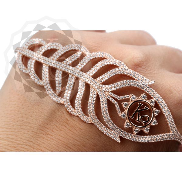 Bracelet on palm 4025