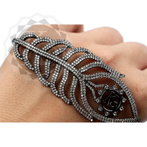 Bracelet on palm 4026