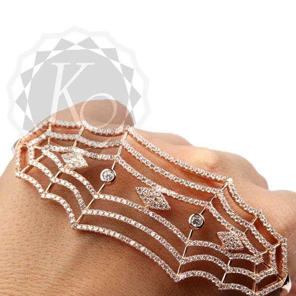 Bracelet on palm 4037